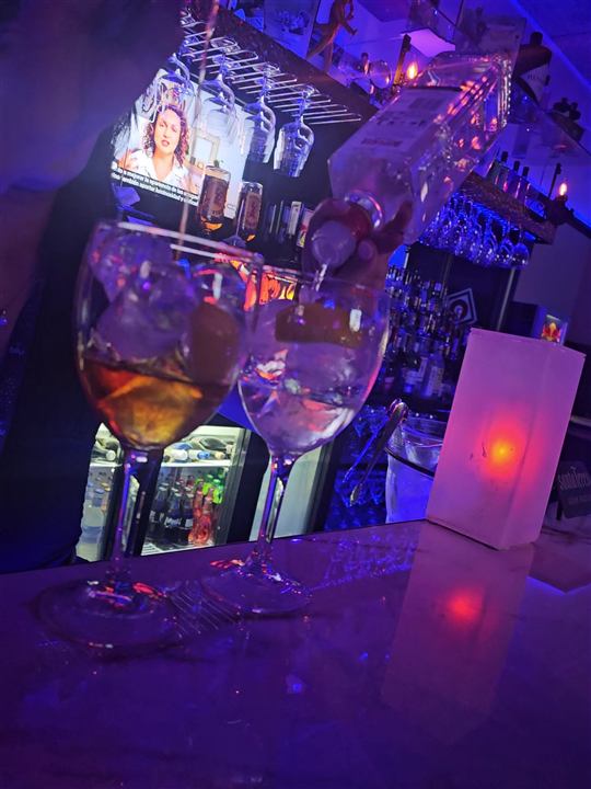 Dos gin-tonics servidos en la barra